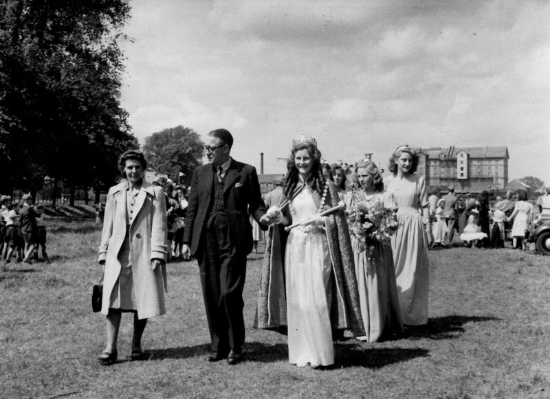 The procession in the Avenue field near the War memorial led by Kirkland Bridge